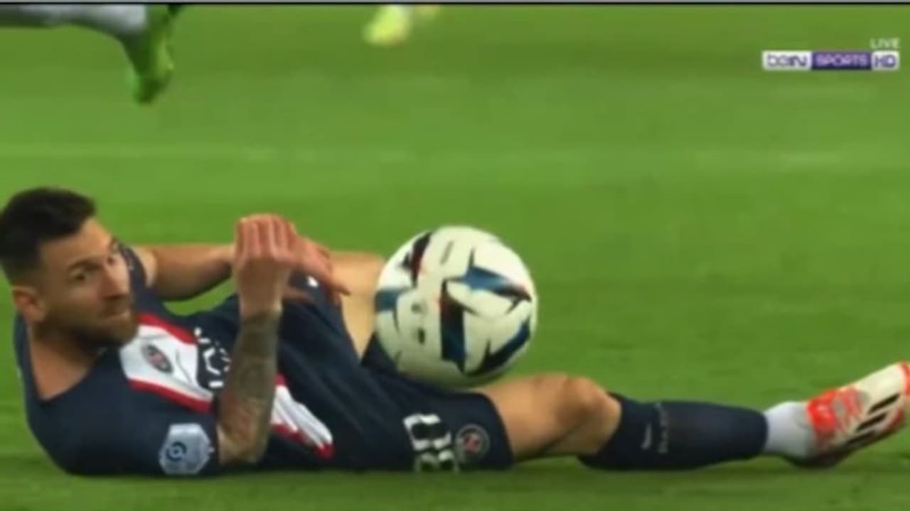 എന്തൊരു മനുഷ്യനാണ്! ഫൗളില്‍ വീണിട്ടും തളര്‍ന്നില്ല; വീണിടത്ത് നിന്ന് മെസിയുടെ ത്രൂ പാസ് വൈറല്‍ വീഡിയോ