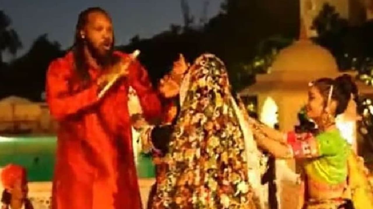 ಗುಜರಾತ್ ಜೈಂಟ್ಸ್ ತಂಡದ ಜತೆ ಗರ್ಬಾ ಡ್ಯಾನ್ಸ್ ಮಾಡಿದ ವಿರೇಂದ್ರ ಸೆಹ್ವಾಗ್, ಕ್ರಿಸ್ ಗೇಲ್..! ವಿಡಿಯೋ ವೈರಲ್ ಗುಜರಾತ್ ಜೈಂಟ್ಸ್ ತಂಡದ ಜತೆ ಗರ್ಬಾ ಡ್ಯಾನ್ಸ್ ಮಾಡಿದ ವಿರೇಂದ್ರ ಸೆಹ್ವಾಗ್, ಕ್ರಿಸ್ ಗೇಲ್..! ವಿಡಿಯೋ ವೈರಲ್