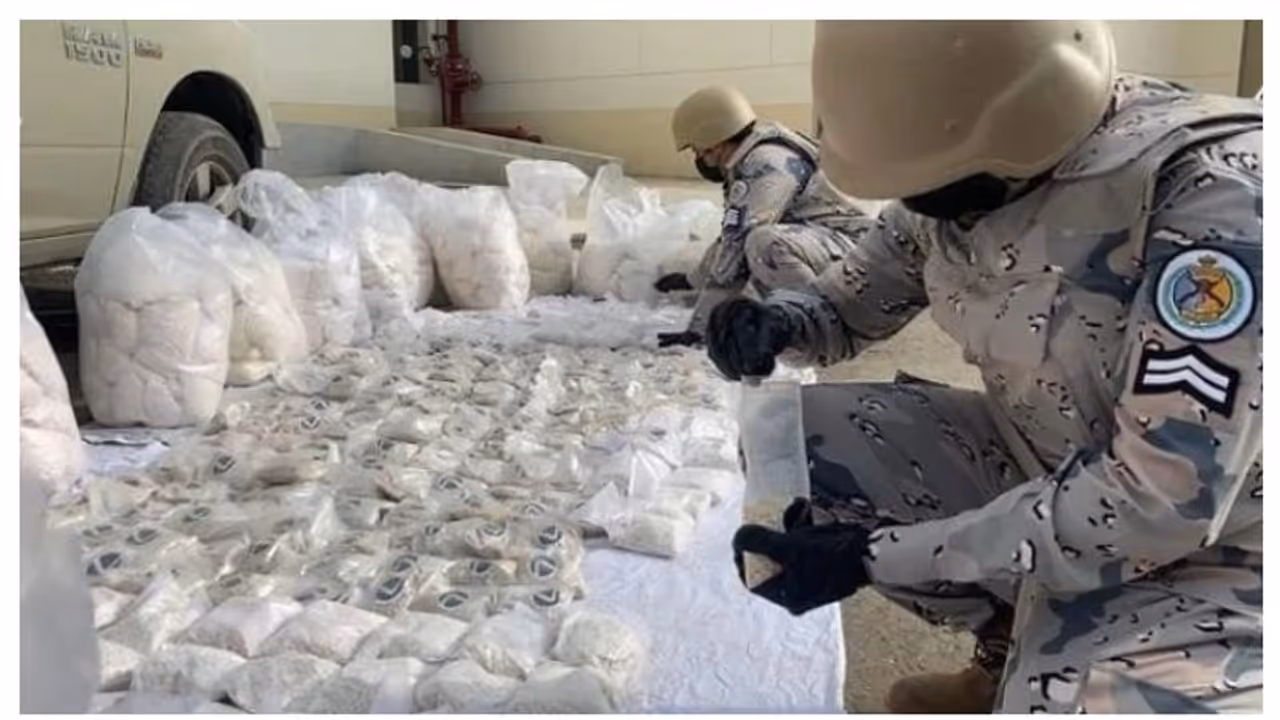 അതിര്ത്തി വഴി വന്തോതില് ലഹരിമരുന്ന് കടത്ത്; 300 കിലോ ഹാഷിഷ് പിടികൂടി അതിര്ത്തി വഴി വന്തോതില് ലഹരിമരുന്ന് കടത്ത്; 300 കിലോ ഹാഷിഷ് പിടികൂടി