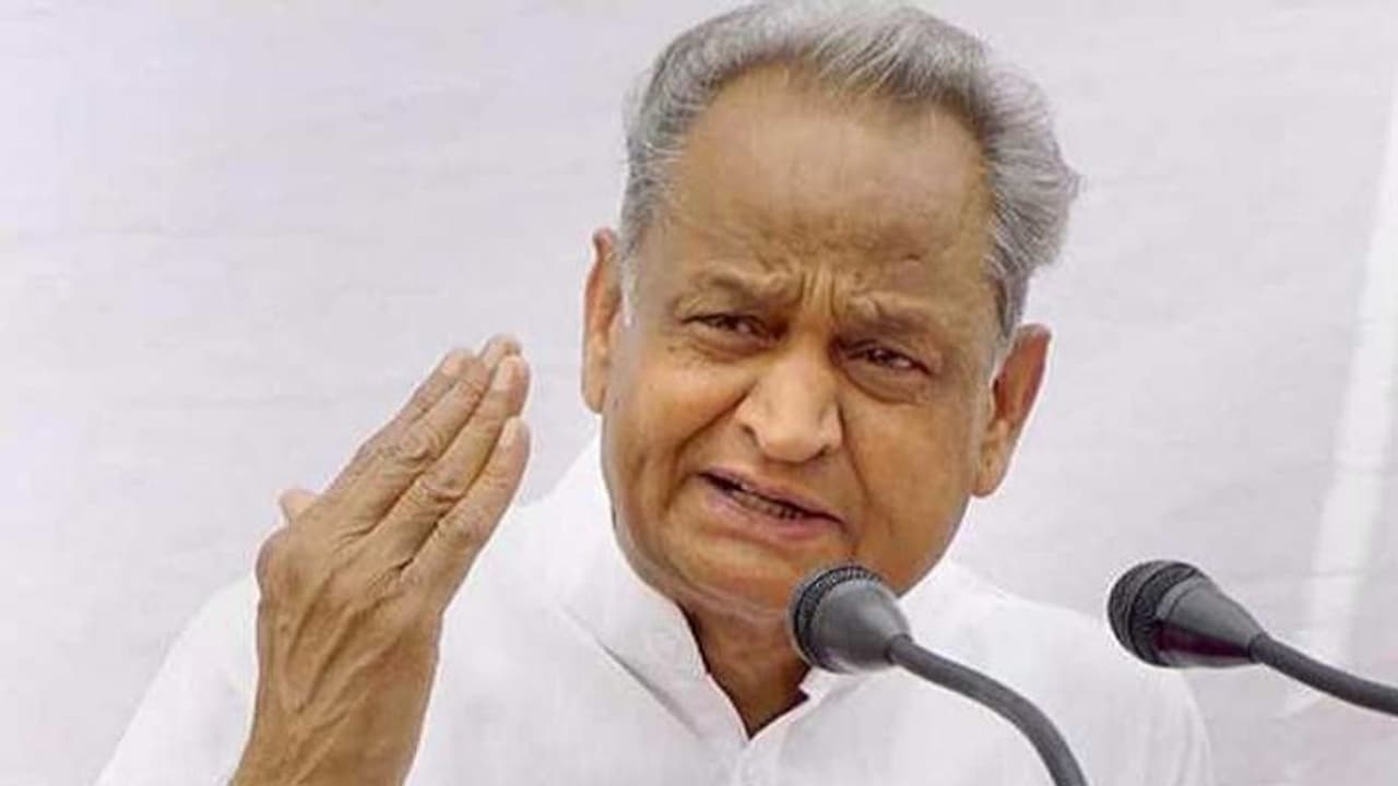 गांधी जयंती पर सीएम अशोक गहलोत की गांधीगीरी, अपने खिलाफ बयान देने वाले विधायकों को बोल दी ऐसी बात गांधी जयंती पर सीएम अशोक गहलोत की गांधीगीरी, अपने खिलाफ बयान देने वाले विधायकों को बोल दी ऐसी बात