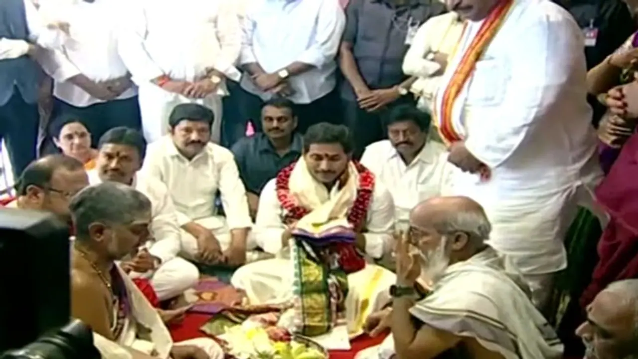 ఇంద్రకీలాద్రిపై అమ్మవారికి పట్టువస్త్రాలు సమర్పించిన సీఎం జగన్