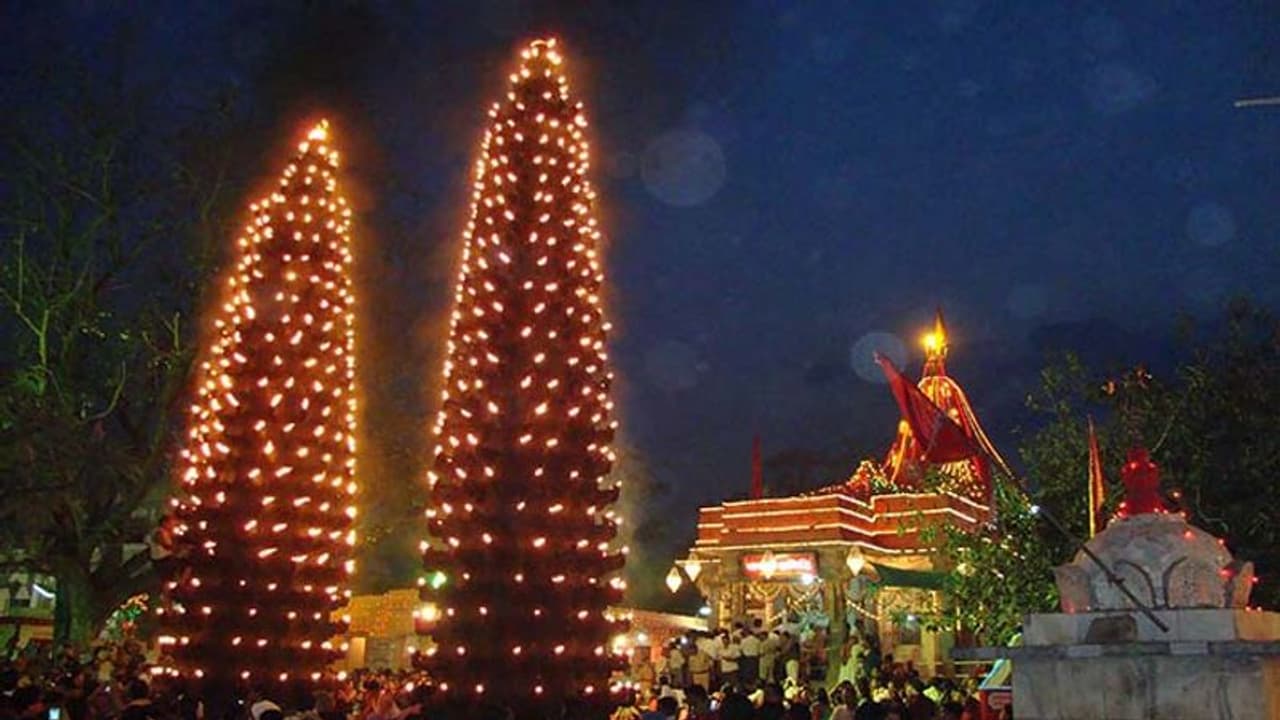 इस देवी मंदिर में है 51 फीट ऊंचे दीप स्तंभ, जान जोखिम में डालकर इन्हें कैसे जलाते हैं? देखें वीडियो में इस देवी मंदिर में है 51 फीट ऊंचे दीप स्तंभ, जान जोखिम में डालकर इन्हें कैसे जलाते हैं? देखें वीडियो में