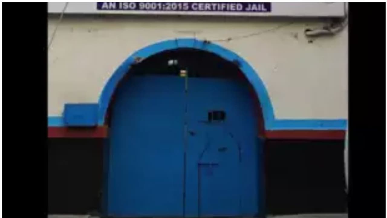 'ജയിലിലെ മതസൗഹാർദം ജനങ്ങള്‍ കാണണം'; ഹിന്ദു സഹോദരങ്ങള്‍ക്കൊപ്പം നവരാത്രി വ്രതമെടുത്ത് മുസ്ലീം തടവുകാര്‍