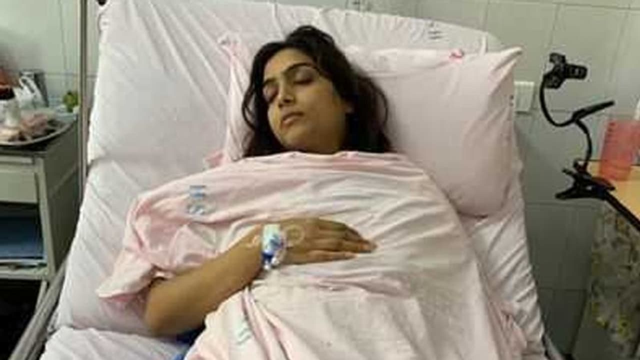 गंभीर हालत में जिंदगी की जंग लड़ रही पॉपुलर TV एक्ट्रेस, परिवार की चिंता इलाज का खर्च कैसे उठाएंगे? गंभीर हालत में जिंदगी की जंग लड़ रही पॉपुलर TV एक्ट्रेस, परिवार की चिंता इलाज का खर्च कैसे उठाएंगे?