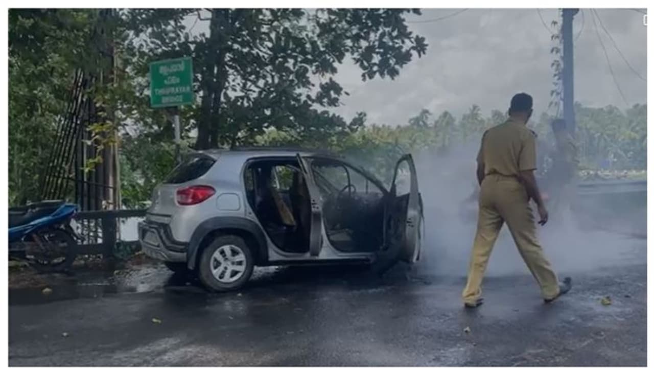 തൃപ്രയാറിൽ ഓടിക്കൊണ്ടിരുന്ന കാറിന് തീപിടിച്ചു, കുടുംബം അത്ഭുതകരമായി രക്ഷപ്പെട്ടു