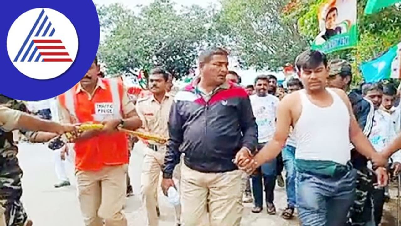 ಪೇಸಿಎಂ ಟೀ ಶರ್ಟ್ ಧರಿಸಿದ್ದ ಯುವಕ ವಶಕ್ಕೆ, ಬಂಧನಕ್ಕೂ ಮುನ್ನ ಪೊಲೀಸರು ಹೊಡೆದ ವಿಡಿಯೋ ವೈರಲ್ ಪೇಸಿಎಂ ಟೀ ಶರ್ಟ್ ಧರಿಸಿದ್ದ ಯುವಕ ವಶಕ್ಕೆ, ಬಂಧನಕ್ಕೂ ಮುನ್ನ ಪೊಲೀಸರು ಹೊಡೆದ ವಿಡಿಯೋ ವೈರಲ್