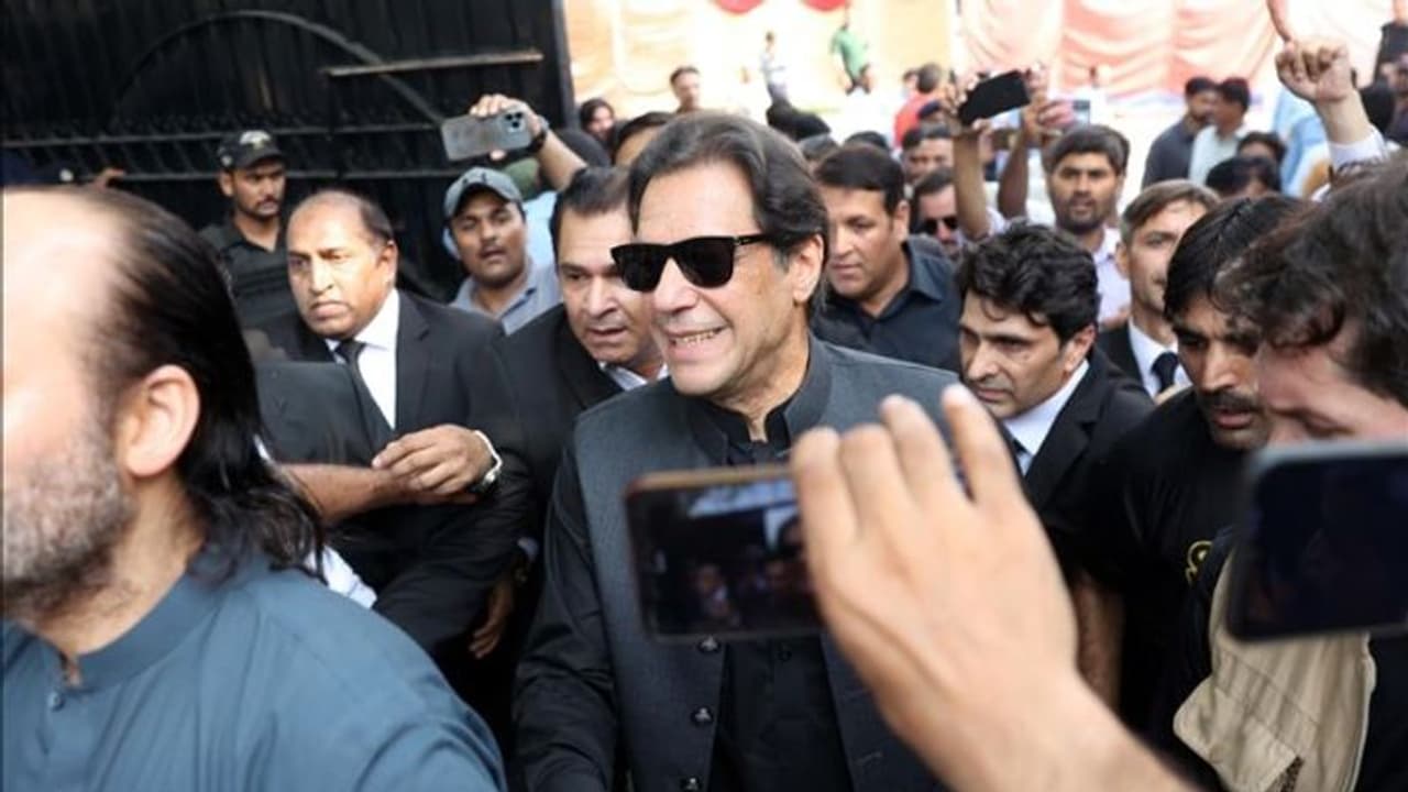 পাকিস্তানের উপনির্বাচনে ইমরান খানের 'গুগলি', অনুগামীরা বলছেন ফিরে আসার লড়াই শুরু পাকিস্তানের উপনির্বাচনে ইমরান খানের 'গুগলি', অনুগামীরা বলছেন ফিরে আসার লড়াই শুরু