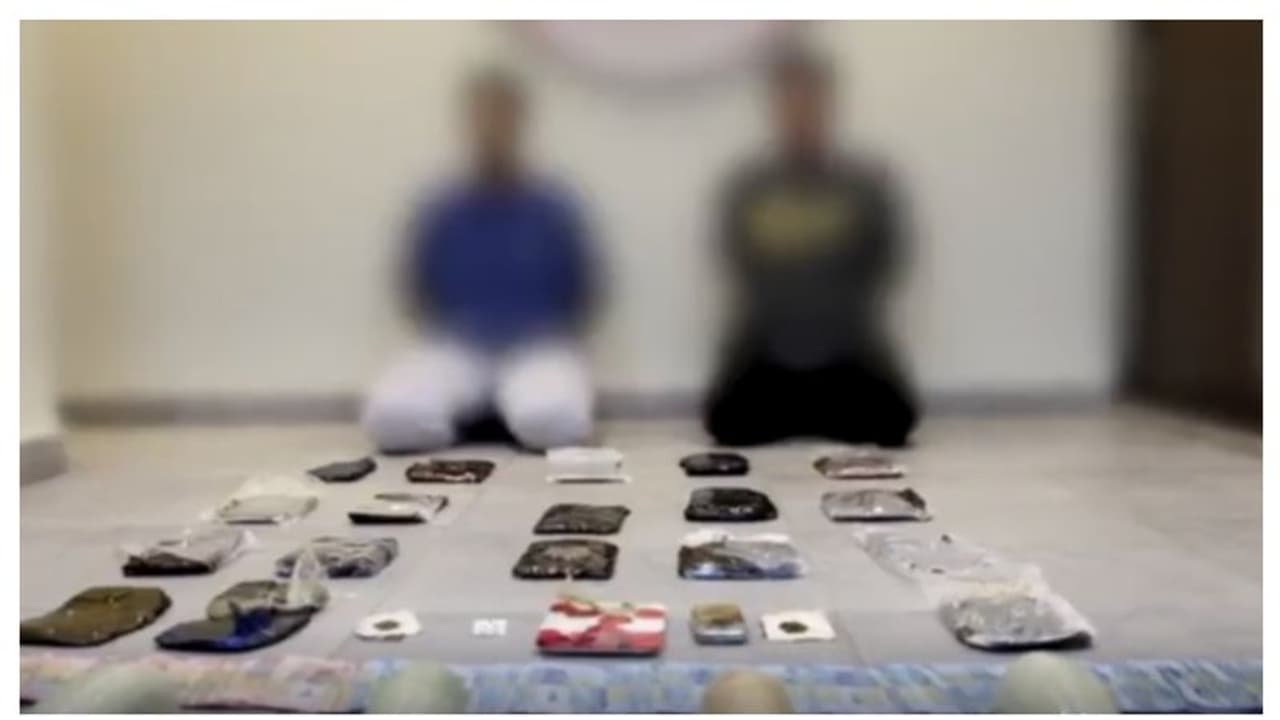 ഇരുപത്തിയഞ്ച് കിലോ ഹാഷിഷുമായി രണ്ടുപേര് പിടിയില് ഇരുപത്തിയഞ്ച് കിലോ ഹാഷിഷുമായി രണ്ടുപേര് പിടിയില്