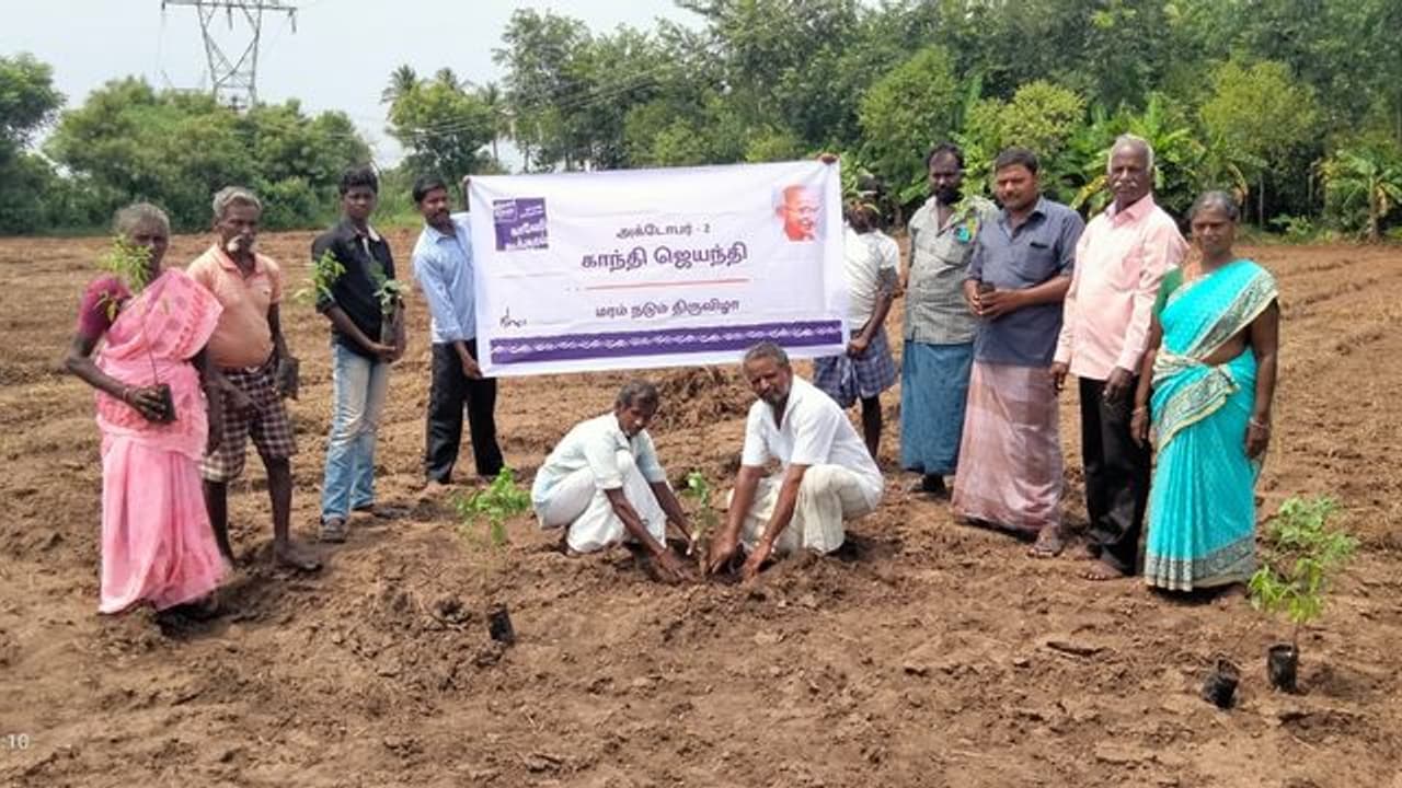 காந்தி ஜெயந்தியை முன்னிட்டு காவேரி கூக்குரல் சார்பில் தமிழகத்தில் 1.85 லட்சம் மரக்கன்றுகள் நட்ட விவசாயிகள் காந்தி ஜெயந்தியை முன்னிட்டு காவேரி கூக்குரல் சார்பில் தமிழகத்தில் 1.85 லட்சம் மரக்கன்றுகள் நட்ட விவசாயிகள்
