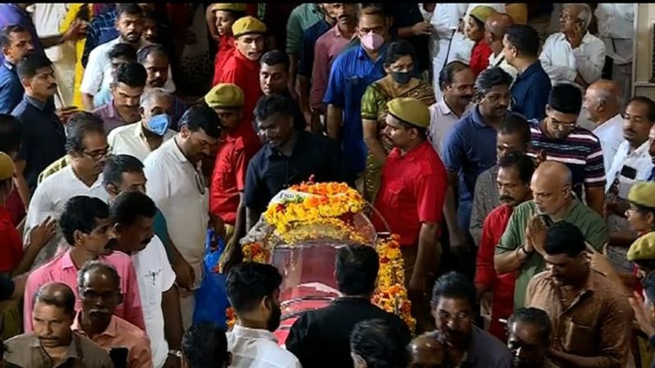 അവസാന യാത്രയിലും കോടിയേരിയെ നെഞ്ചേറ്റി തലശ്ശേരി: അന്തിമോപചാരം അര്പ്പിക്കാൻ വരി നിൽക്കുന്നത് ആയിരങ്ങൾ അവസാന യാത്രയിലും കോടിയേരിയെ നെഞ്ചേറ്റി തലശ്ശേരി: അന്തിമോപചാരം അര്പ്പിക്കാൻ വരി നിൽക്കുന്നത് ആയിരങ്ങൾ