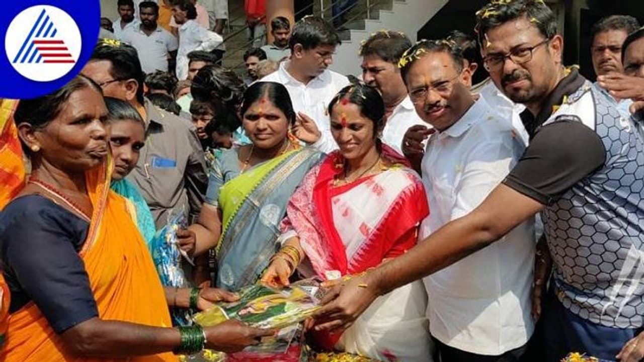 ದಸರಾ ಆಚರಣೆಗೆ ರಾಯಚೂರು ನಗರಸಭೆ ಸಿದ್ಧತೆ: ಸಿಬ್ಬಂದಿ, ಪೌರಕಾರ್ಮಿಕರಿಗೆ ಹೊಸ ಬಟ್ಟೆ ವಿತರಣೆ