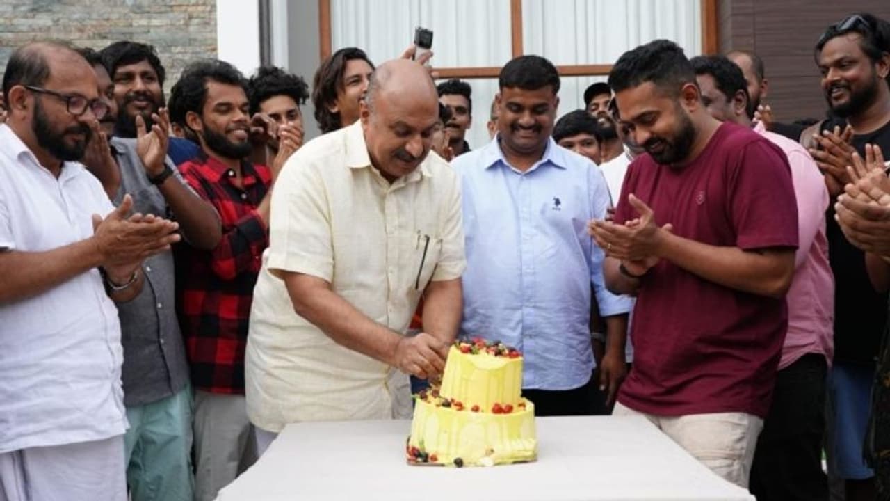 'കാസര്ഗോള്ഡ്' സെറ്റില് ജന്മദിനം ആഘോഷിച്ച് സിദ്ദിഖ് 'കാസര്ഗോള്ഡ്' സെറ്റില് ജന്മദിനം ആഘോഷിച്ച് സിദ്ദിഖ്