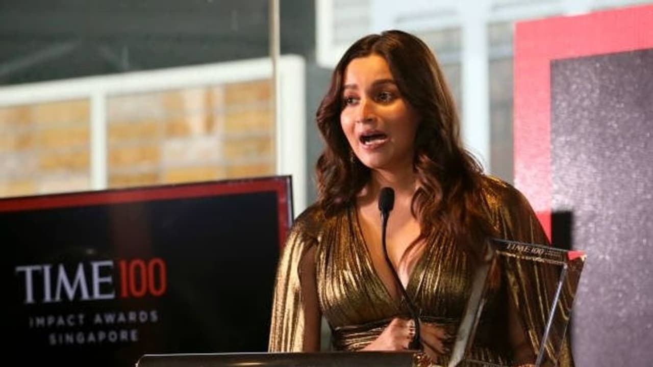 सिंगापुर में स्पीच देते वक्त बुरी तरह परेशान हुईं आलिया भट्ट, एक्ट्रेस ने शेयर किया एक्सपीरियंस सिंगापुर में स्पीच देते वक्त बुरी तरह परेशान हुईं आलिया भट्ट, एक्ट्रेस ने शेयर किया एक्सपीरियंस