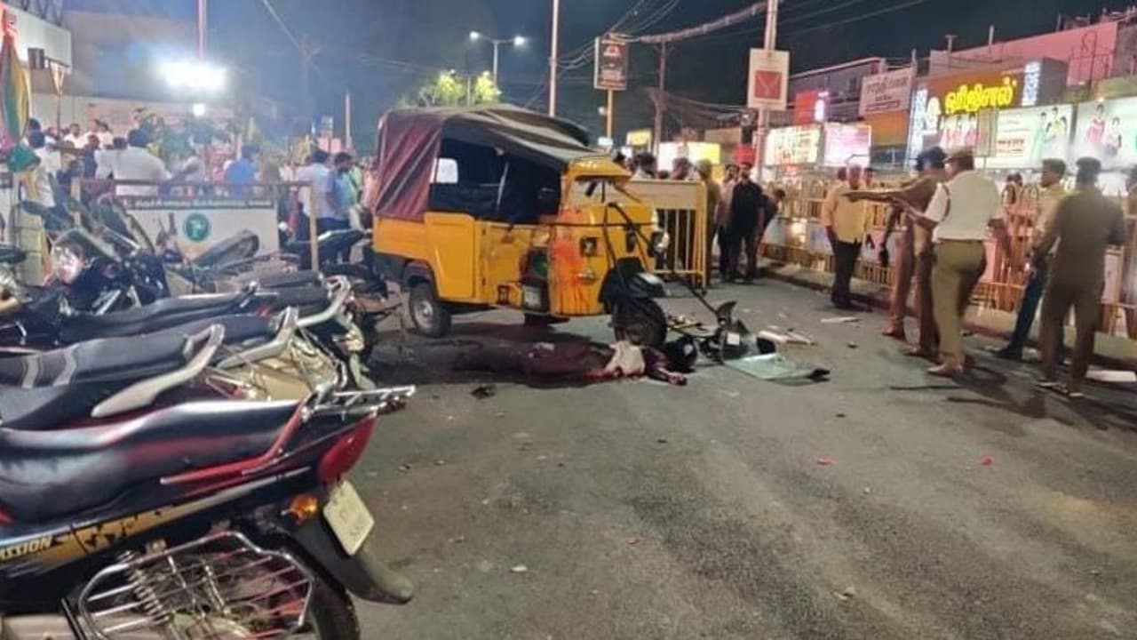 பயங்கர சத்தத்துடன் வெடித்த ஹீலியம் சிலிண்டர்... தூக்கி வீசப்பட்ட பலூன் வியாபாரி... அடுத்து நிகழ்ந்தது என்ன? பயங்கர சத்தத்துடன் வெடித்த ஹீலியம் சிலிண்டர்... தூக்கி வீசப்பட்ட பலூன் வியாபாரி... அடுத்து நிகழ்ந்தது என்ன?