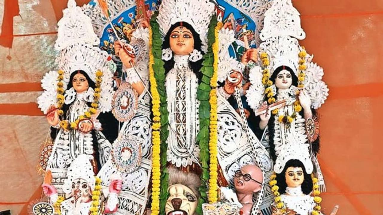 कोलकाता में दुर्गा पूजा पंडाल में गांधीजी को महिषासुर जैसा दिखाया, विवाद बढ़ने पर पुलिस ने हटवाया