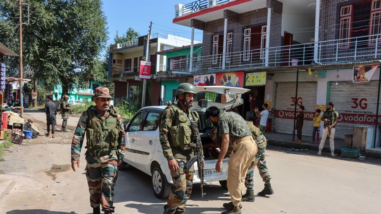 ಜಮ್ಮು ಕಾಶ್ಮೀರದ ರಜೌರಿಯಲ್ಲಿ ಉಗ್ರರ ದಾಳಿ: 3 ನಾಗರಿಕರು ಬಲಿ, 9 ಮಂದಿಗೆ ತೀವ್ರ ಗಾಯ ಜಮ್ಮು ಕಾಶ್ಮೀರದ ರಜೌರಿಯಲ್ಲಿ ಉಗ್ರರ ದಾಳಿ: 3 ನಾಗರಿಕರು ಬಲಿ, 9 ಮಂದಿಗೆ ತೀವ್ರ ಗಾಯ