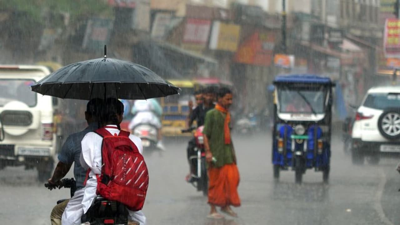 Weather Report: पश्चिम बंगाल में बारिश ने डाला दुर्गा उत्सव में खलल, कई राज्यों में फिर बारिश का दौर