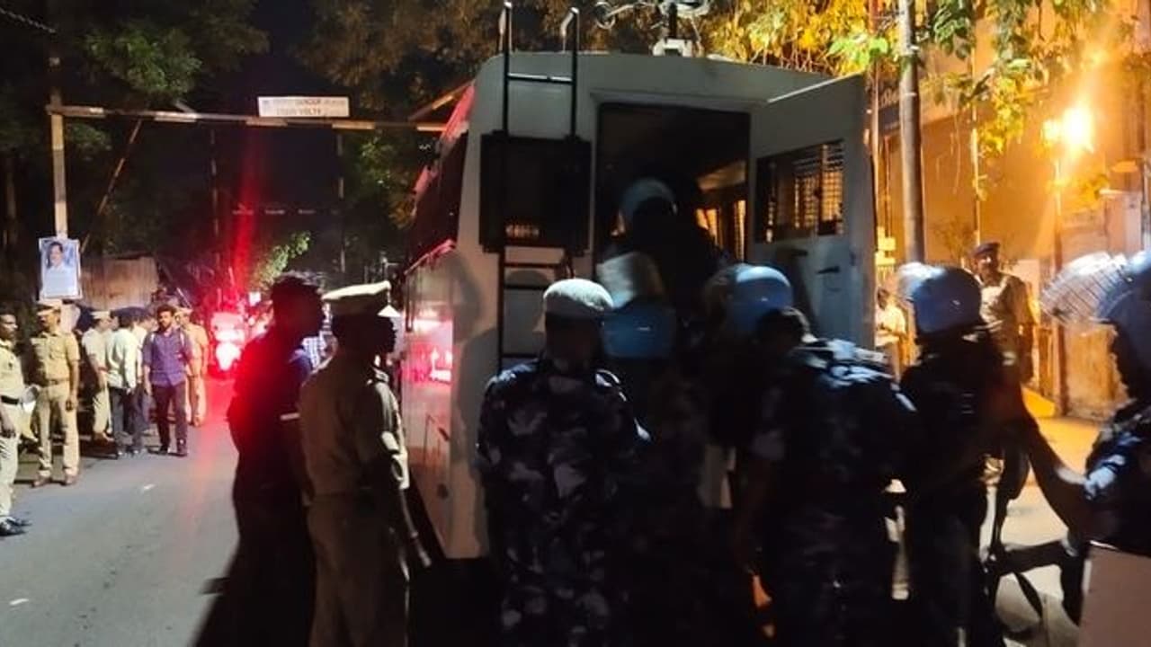 புதுவையில் மின்வாரிய ஊழியர்கள் கைது; துணைராணுவ கட்டுப்பாட்டில் மின் நிலையங்கள்