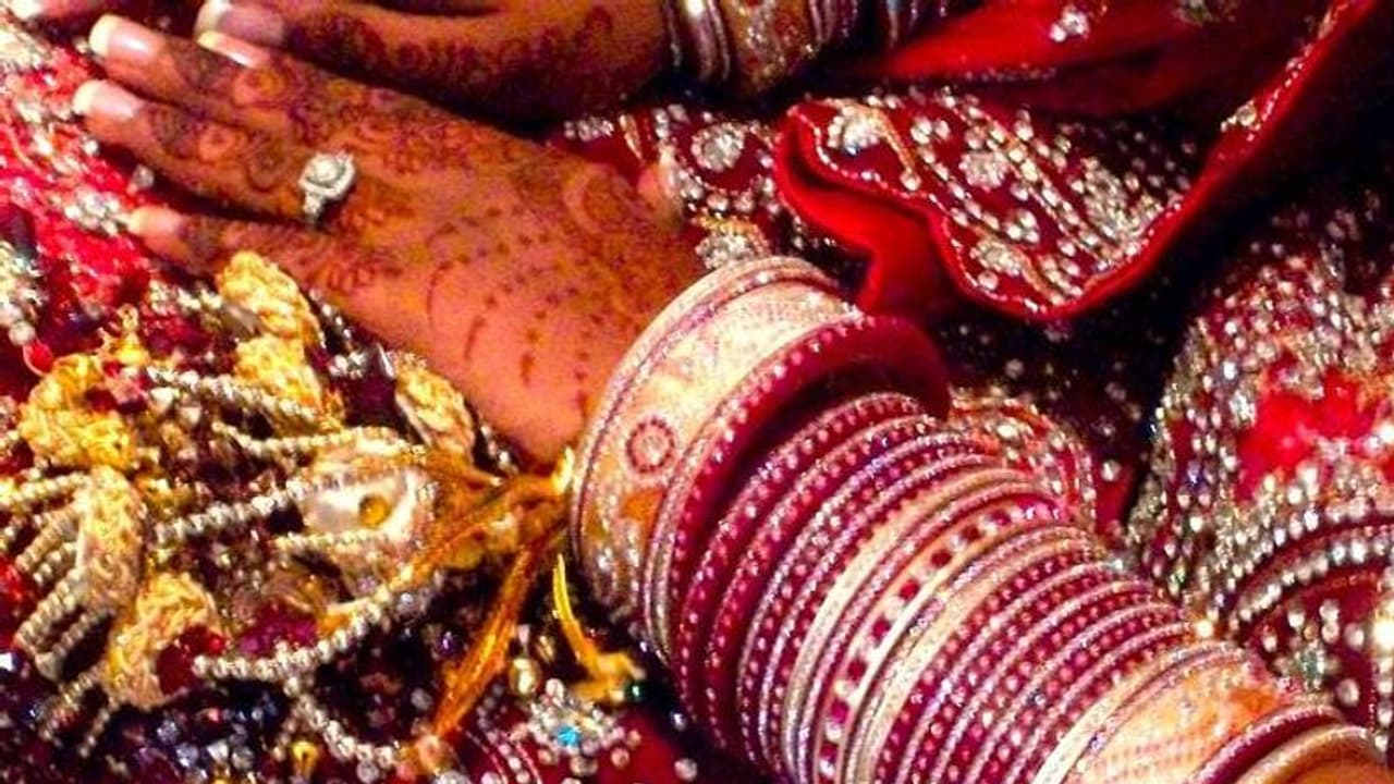 കറുത്തവളെന്ന് പറഞ്ഞ് നിരന്തരം അധിക്ഷേപം, ഭർത്താവിനെ വെട്ടിക്കൊന്നു, ജനനേന്ദ്രിയം അറുത്ത് മാറ്റി യുവതി കറുത്തവളെന്ന് പറഞ്ഞ് നിരന്തരം അധിക്ഷേപം, ഭർത്താവിനെ വെട്ടിക്കൊന്നു, ജനനേന്ദ്രിയം അറുത്ത് മാറ്റി യുവതി