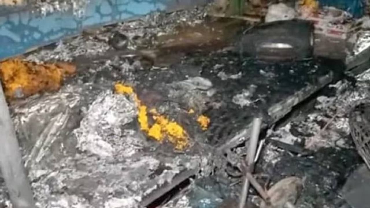 ദുര്ഗാ പൂജക്കിടെ പന്തലിൽ തീ പടര്ന്നു, മൂന്ന് പേര് മരിച്ചു, 60 പേര്ക്ക് പരിക്ക് ദുര്ഗാ പൂജക്കിടെ പന്തലിൽ തീ പടര്ന്നു, മൂന്ന് പേര് മരിച്ചു, 60 പേര്ക്ക് പരിക്ക്