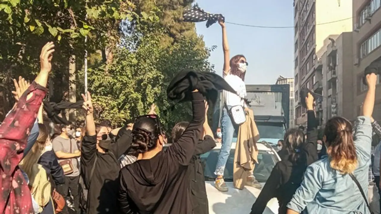 ಇರಾನ್‌ ಹಿಜಾಬ್‌ ವಿರೋಧಿ ಹೋರಾಟ ಮತ್ತಷ್ಟು ತೀವ್ರ: ಬೀದಿಗಿಳಿದ ವಿದ್ಯಾರ್ಥಿನಿಯರು, ಅಸ್ಕರ್‌ ಪುರಸ್ಕೃತರು