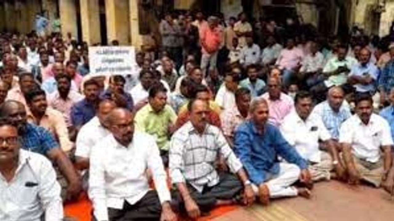 புதுச்சேரியில் பதற்ற நிலை.. நள்ளிரவில் மின் ஊழியர்கள் கைது.. எஸ்மா சட்டத்தை அமல்படுத்த அரசு முடிவு..