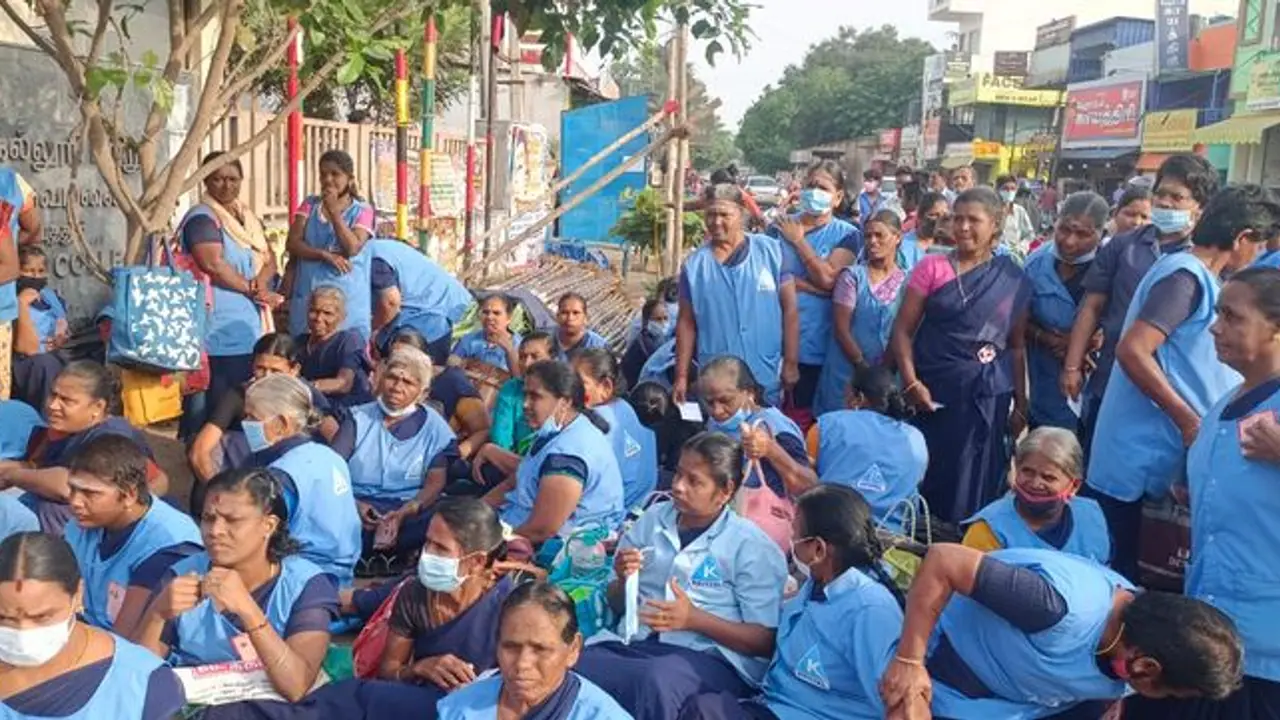 கோவை ஆட்சியர் அலுவலம் முற்றுகை; 1000 தூய்மை பணியாளர்கள் போராட்டம் கோவை ஆட்சியர் அலுவலம் முற்றுகை; 1000 தூய்மை பணியாளர்கள் போராட்டம்