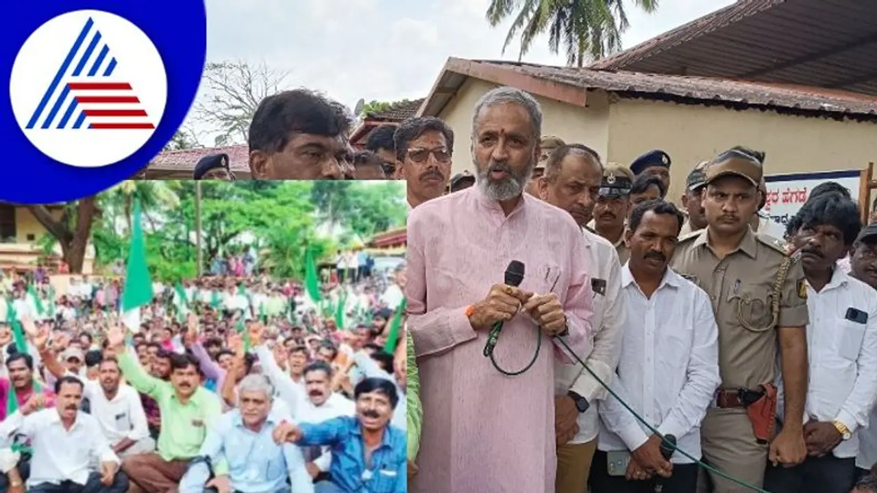 ಅತಿಕ್ರಮಣದಾರರನ್ನು ಒಕ್ಕಲೆಬ್ಬಿಸದಂತೆ ಬೃಹತ್ ಪ್ರತಿಭಟನೆ ಅತಿಕ್ರಮಣದಾರರನ್ನು ಒಕ್ಕಲೆಬ್ಬಿಸದಂತೆ ಬೃಹತ್ ಪ್ರತಿಭಟನೆ