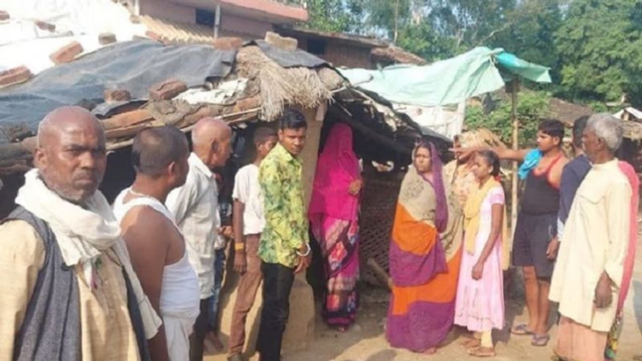 सोनभद्र: मामूली सी बात पर दबंगों ने बुजुर्ग को पीट पीटकर उतारा मौत के घाट, पुलिस आरोपियों की कर रही तलाश सोनभद्र: मामूली सी बात पर दबंगों ने बुजुर्ग को पीट पीटकर उतारा मौत के घाट, पुलिस आरोपियों की कर रही तलाश