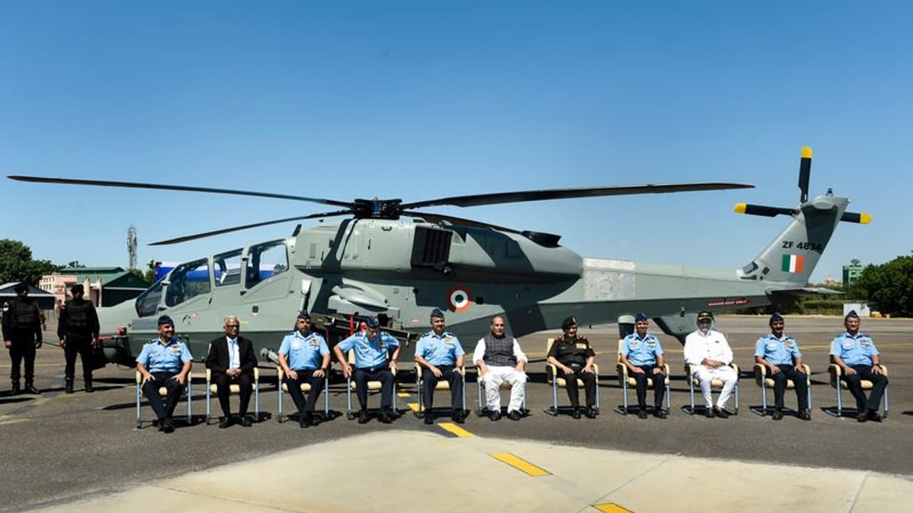 'പ്രചണ്ഡ്', ലൈറ്റ് കോംബാറ്റ് ഹെലികോപ്റ്ററുകളെത്തി, വ്യോമസേനയ്ക്ക് കൈമാറി പ്രതിരോധ മന്ത്രി 'പ്രചണ്ഡ്', ലൈറ്റ് കോംബാറ്റ് ഹെലികോപ്റ്ററുകളെത്തി, വ്യോമസേനയ്ക്ക് കൈമാറി പ്രതിരോധ മന്ത്രി