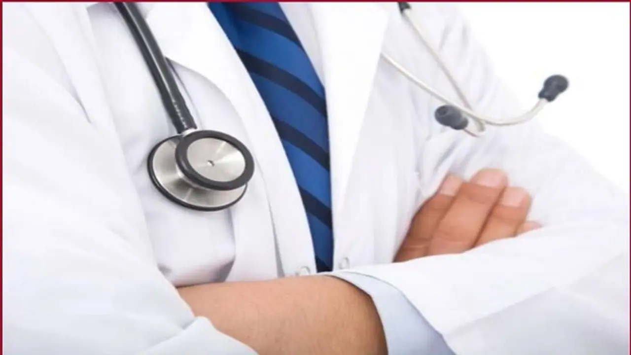 മദ്യപിച്ച് രോഗിയോട് മോശം പെരുമാറ്റം, സ്ഥലം എംഎല്‍എ കൂടിയായ മന്ത്രിക്ക് ചീത്തവിളി; ഡോക്ടര്‍ക്ക് സസ്പെന്‍ഷന്‍