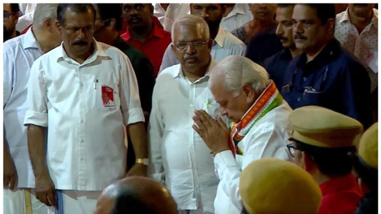 കുടുംബത്തെ ചേർത്ത് പിടിച്ചാശ്വസിപ്പിച്ചു; കോടിയേരിക്ക് അന്തിമോപചാരം അർപ്പിച്ച് ഗവർണർ