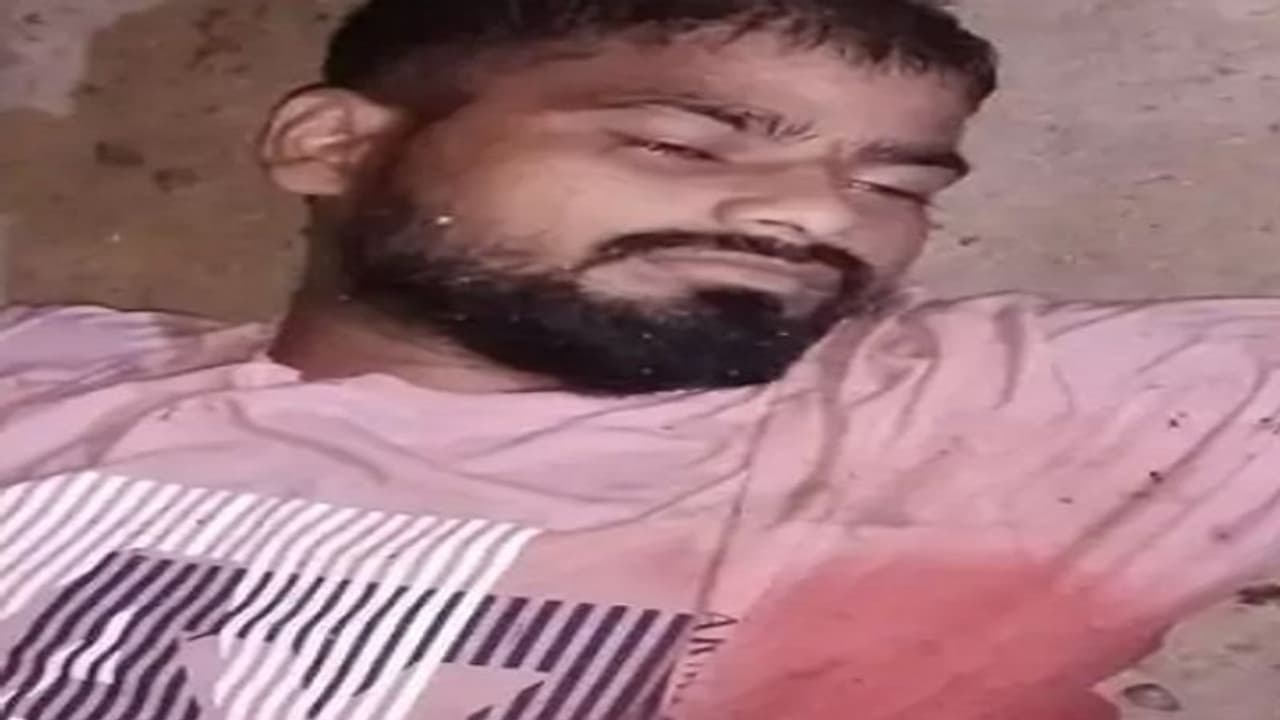 कुशीनगर: प्रेमिका से मिलने उसके घर पहुंचे युवक को बेरहमी से पीटा, मन नहीं भरने पर आरोपियों ने उठाया खौफनाक कदम कुशीनगर: प्रेमिका से मिलने उसके घर पहुंचे युवक को बेरहमी से पीटा, मन नहीं भरने पर आरोपियों ने उठाया खौफनाक कदम