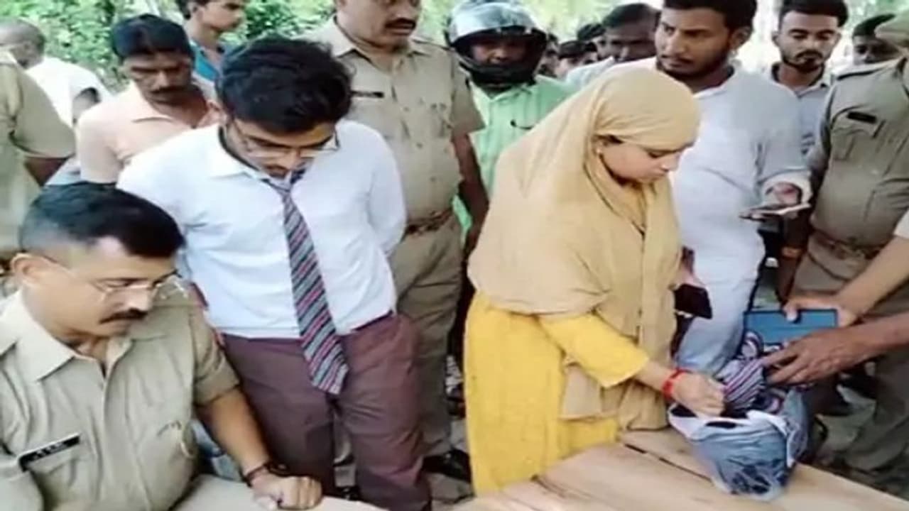 बाराबंकी: स्कूल के लिए निकली दो नाबालिग चचेरी बहनें लापता, सड़क किनारे पड़ा मिला छात्राओं का ये सामान बाराबंकी: स्कूल के लिए निकली दो नाबालिग चचेरी बहनें लापता, सड़क किनारे पड़ा मिला छात्राओं का ये सामान