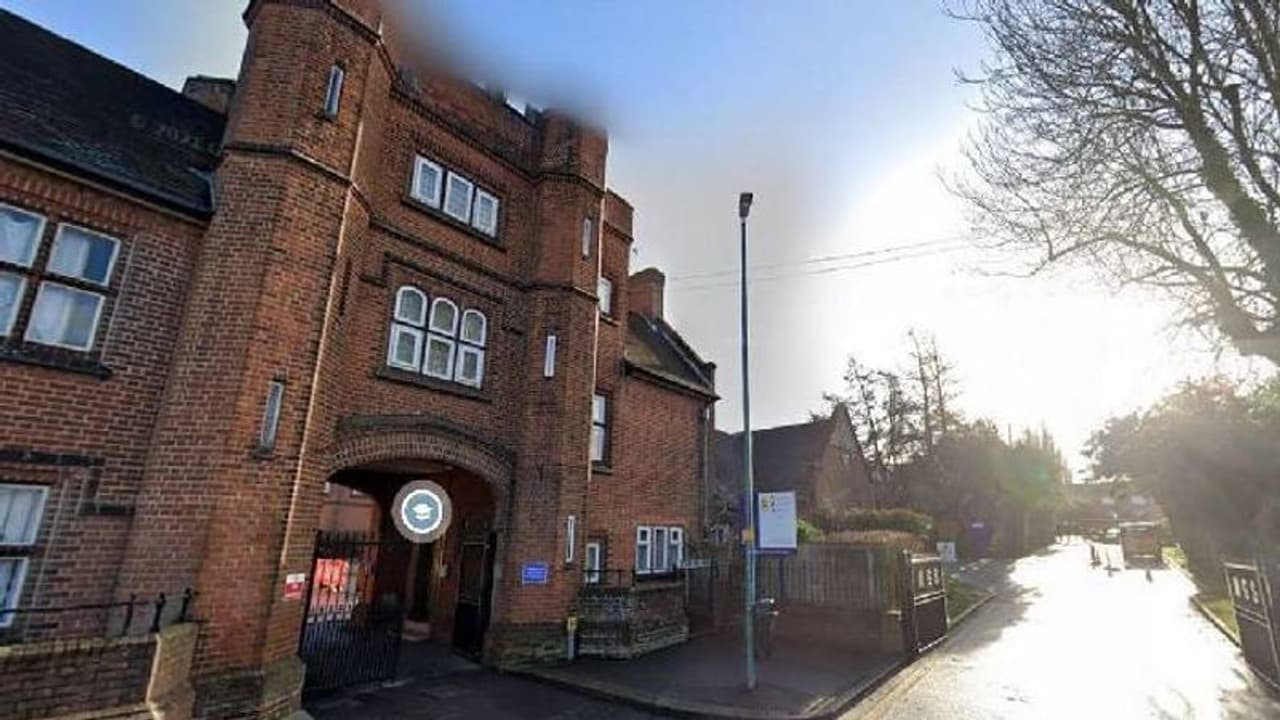 ക്ലാസെടുക്കുന്നതിനിടയിൽ 74 തവണ പോൺസൈറ്റിൽ കയറി, അധ്യാപകനെ സ്കൂളിൽ നിന്നും പുറത്താക്കി ക്ലാസെടുക്കുന്നതിനിടയിൽ 74 തവണ പോൺസൈറ്റിൽ കയറി, അധ്യാപകനെ സ്കൂളിൽ നിന്നും പുറത്താക്കി