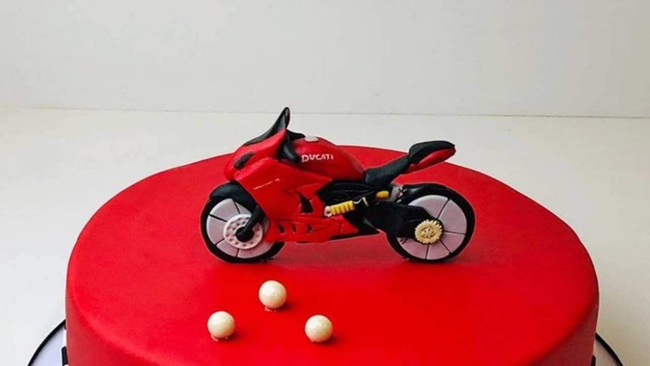 நீலகிரியில் பைக்கிற்கு பிறந்த நாள் கொண்டாடிய இளைஞர்