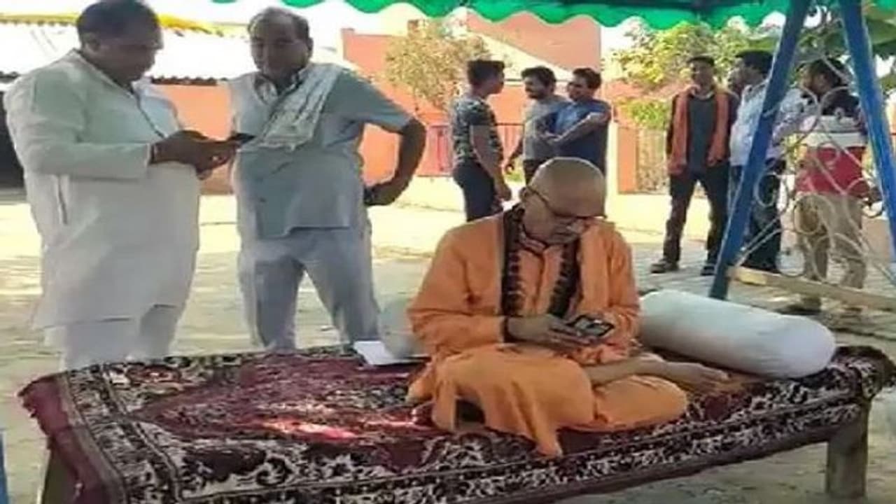 गाजियाबाद के मंदिर में विदेशी पिस्टल समेत कई हथियार लेकर घुसा युवक, महामंडलेश्वर बोले मेरी हत्या की थी साजिश गाजियाबाद के मंदिर में विदेशी पिस्टल समेत कई हथियार लेकर घुसा युवक, महामंडलेश्वर बोले मेरी हत्या की थी साजिश