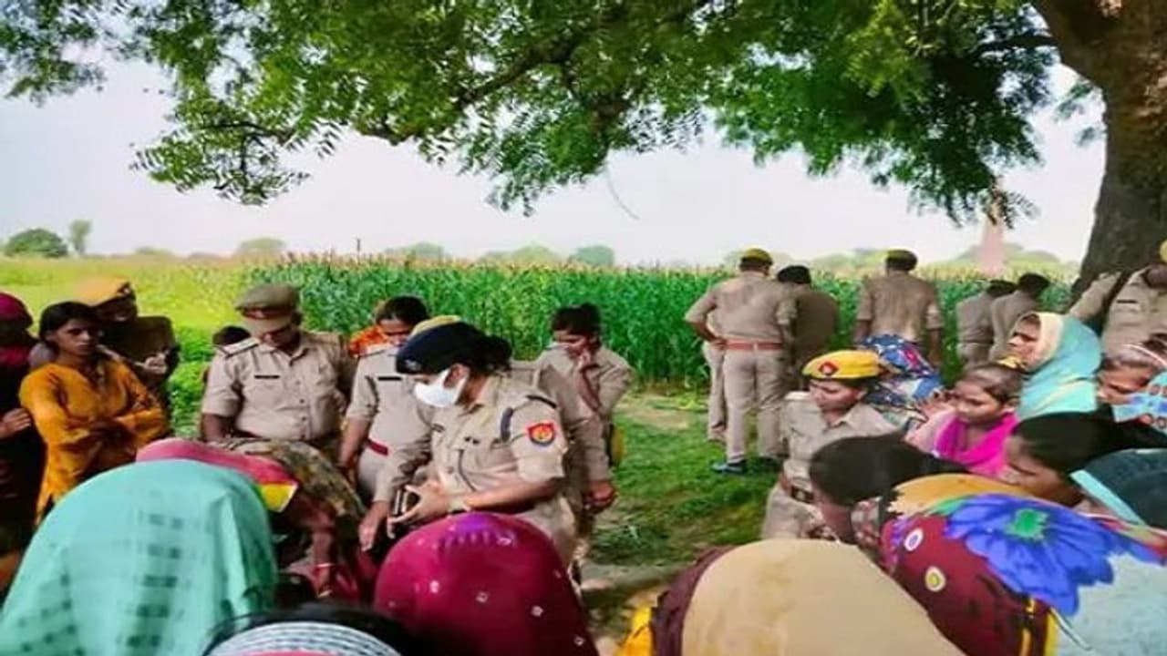 औरैया में रेप के बाद निर्वस्त्र मिली किशोरी की बॉडी, गले में फंदा डालकर दरिंदे ने 200 मीटर घसीटा भी औरैया में रेप के बाद निर्वस्त्र मिली किशोरी की बॉडी, गले में फंदा डालकर दरिंदे ने 200 मीटर घसीटा भी