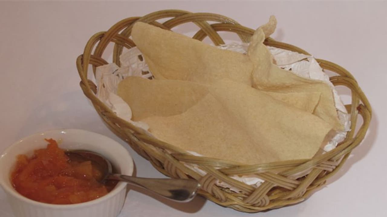 क्या कुछ ही देर में सेंकने के बाद पापड़ हो जाते हैं नरम, तो इस तरह उन्हें दोबारा क्रिस्पी