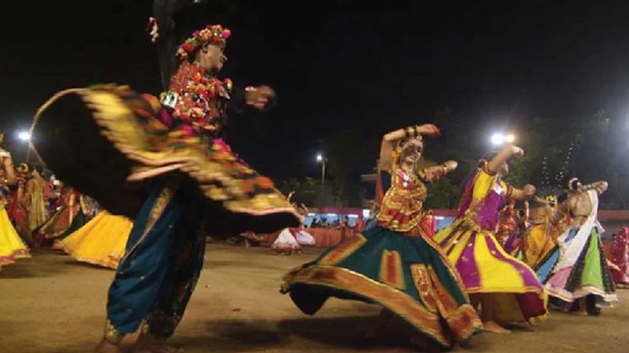 गरबा में युवक ऐसा नाचा कि हो गई मौत, बेटे का चेहरा देखते ही पिता की भी थम गईं सांसे, पढ़िए दर्दनाक खबर गरबा में युवक ऐसा नाचा कि हो गई मौत, बेटे का चेहरा देखते ही पिता की भी थम गईं सांसे, पढ़िए दर्दनाक खबर