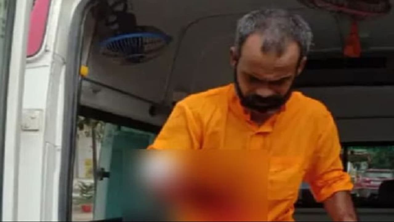 अयोध्या: सरयू पर युवक ने काटकर चढ़ाया हाथ का पंजा, बताया क्यों है बिहार सरकार से परेशान अयोध्या: सरयू पर युवक ने काटकर चढ़ाया हाथ का पंजा, बताया क्यों है बिहार सरकार से परेशान