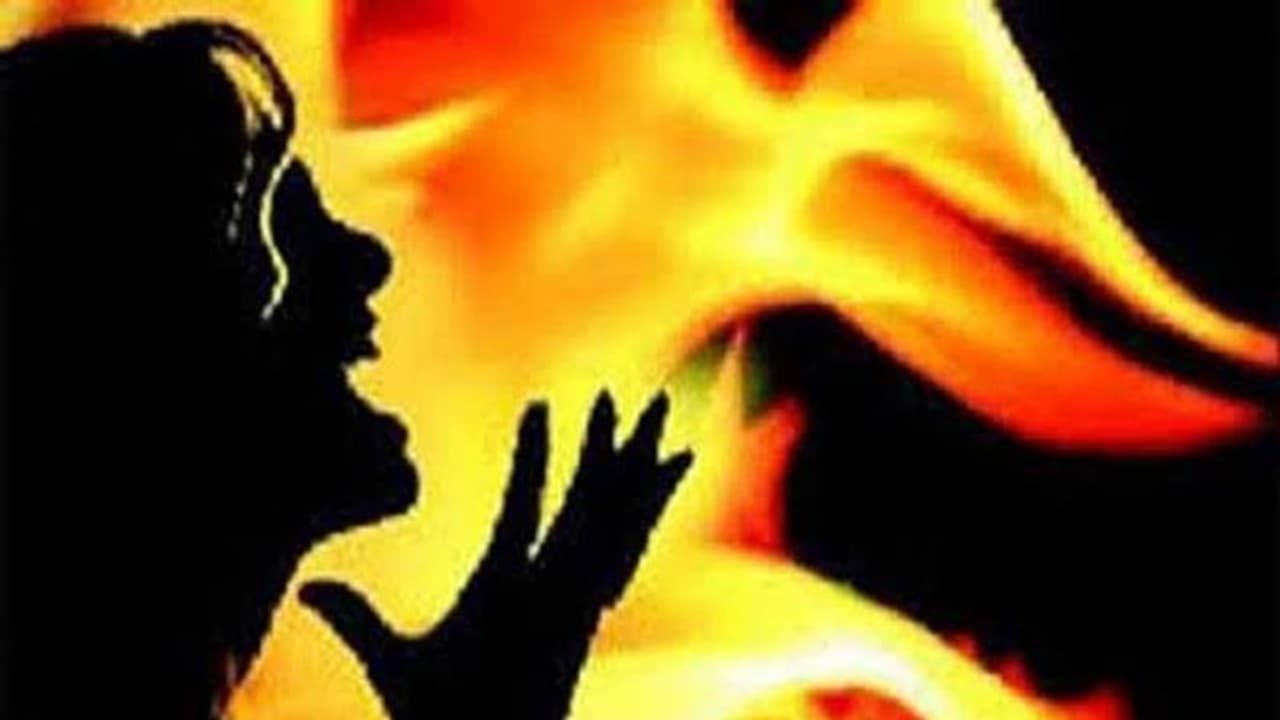 ஆபாச வீடியோ பார்ப்பதைத் தடுத்த மனைவியை தீவைத்துக் கொன்ற இளைஞர் ஆபாச வீடியோ பார்ப்பதைத் தடுத்த மனைவியை தீவைத்துக் கொன்ற இளைஞர்