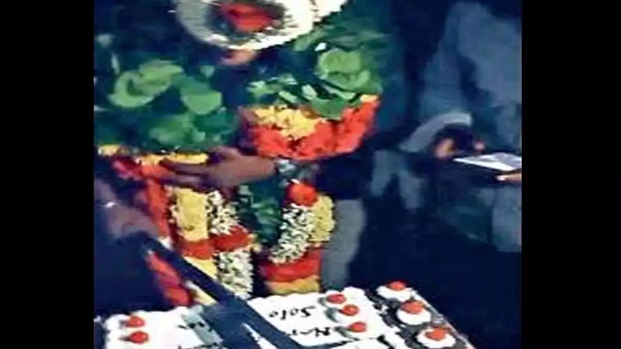 பட்டா கத்தியோடு பிறந்த நாள் கொண்டாடிய இளைஞர்கள்; சிறப்பாக கவனித்த காவல்துறை பட்டா கத்தியோடு பிறந்த நாள் கொண்டாடிய இளைஞர்கள்; சிறப்பாக கவனித்த காவல்துறை