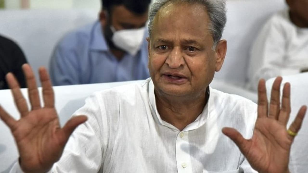 उदयपुर से आया एक फोन और टेंशन में आ गए अशोक गहलोत, कलेक्टर से मंत्री तक की फूली सांसे उदयपुर से आया एक फोन और टेंशन में आ गए अशोक गहलोत, कलेक्टर से मंत्री तक की फूली सांसे