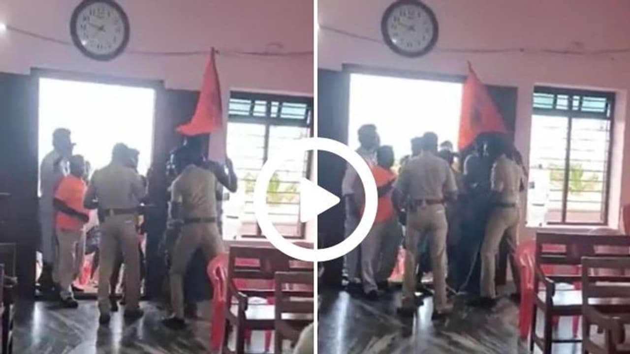 கிறிஸ்தவ வழிபாட்டு தலத்திற்குள் காவி கொடியுடன் நுழைந்த சங் பரிவார் அமைப்பினர் வைரல் வீடியோ கிளப்பிய சர்ச்சை