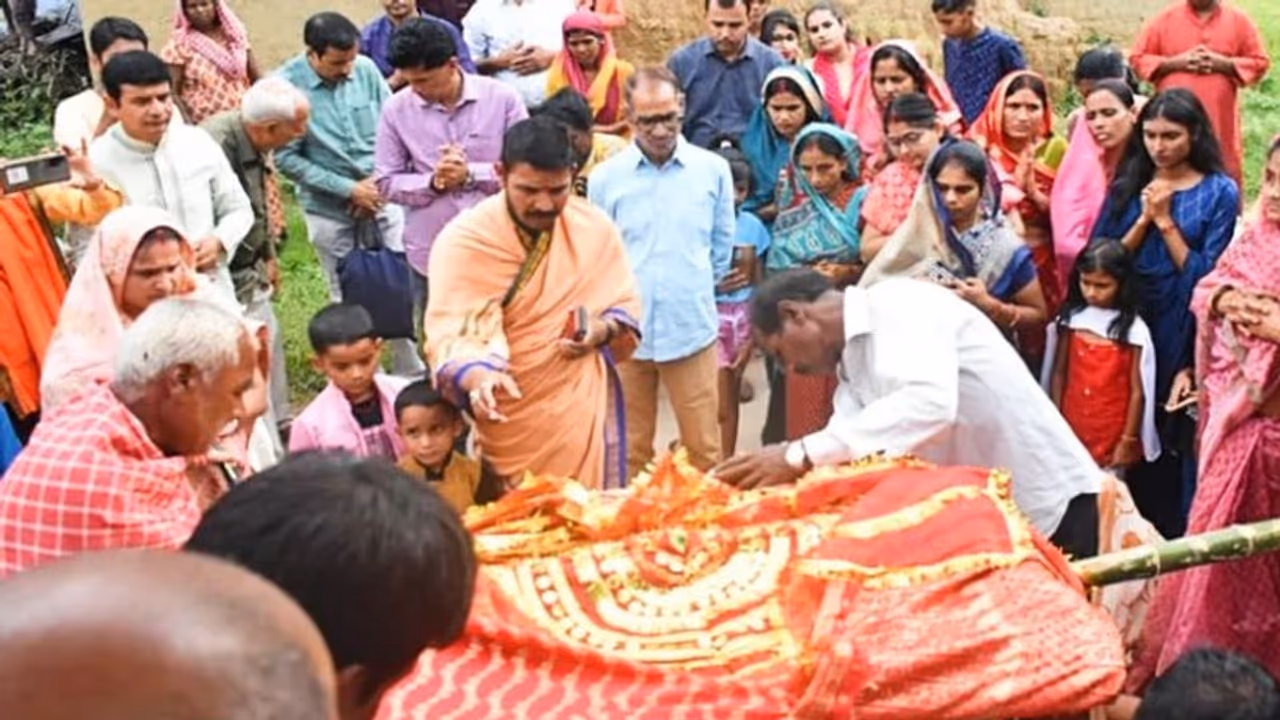 यहां मुस्लिम उठाते हैं रावण की कुलदेवी की डोली, 380 सालों से चली आ रही ये अनोखी परंपरा यहां मुस्लिम उठाते हैं रावण की कुलदेवी की डोली, 380 सालों से चली आ रही ये अनोखी परंपरा