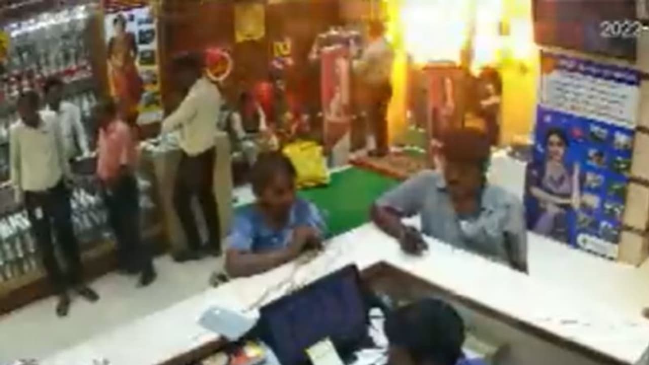 ബലൂൺ വാങ്ങുന്നതിനിടെ ഹീലിയം ടാങ്ക് പൊട്ടിത്തെറിച്ചു, ട്രിച്ചിയിൽ യുവാവിന് ദാരുണാന്ത്യം ബലൂൺ വാങ്ങുന്നതിനിടെ ഹീലിയം ടാങ്ക് പൊട്ടിത്തെറിച്ചു, ട്രിച്ചിയിൽ യുവാവിന് ദാരുണാന്ത്യം