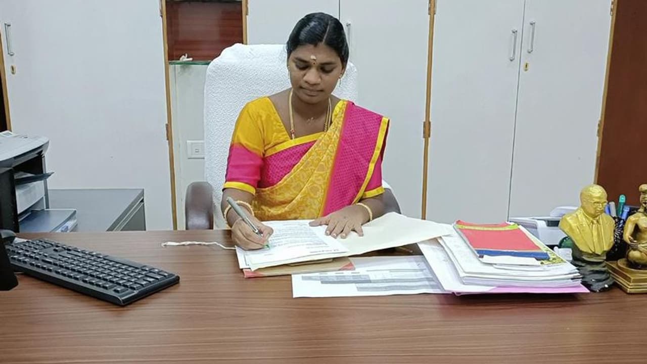 குழந்தை பிறந்து 10 நாட்களில் பணிக்கு திரும்பிய தாம்பரம் மேயர் பொதுமக்கள் நெகிழ்ச்சி குழந்தை பிறந்து 10 நாட்களில் பணிக்கு திரும்பிய தாம்பரம் மேயர் பொதுமக்கள் நெகிழ்ச்சி