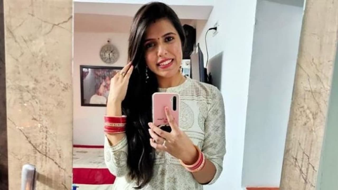 इस बेटी की जैसी किस्मत किसी की नहीं: जिसे कई नौकरी के मिले ऑफर, अब अमिताभ बच्चन के साथ आएगी नजर इस बेटी की जैसी किस्मत किसी की नहीं: जिसे कई नौकरी के मिले ऑफर, अब अमिताभ बच्चन के साथ आएगी नजर