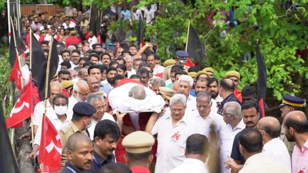 கொடியேறி பாலகிருஷ்ணனின் இறுதி ஊர்வலம்... இரண்டரை கி.மீ. உடலை தோளில் சுமந்து சென்றார் பினராயி விஜயன்!!